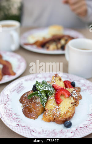 Gros plan d'une assiette de nourriture, le pain perdu aux fruits rouges. Banque D'Images