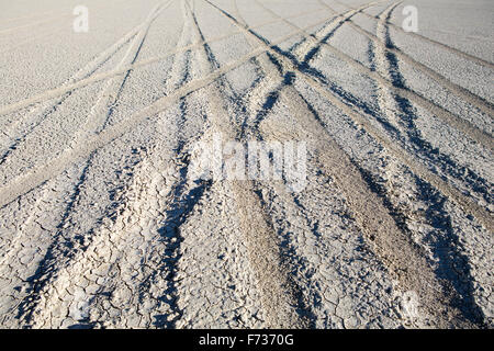 Les traces de pneus sur la playa, salines de surface. Banque D'Images