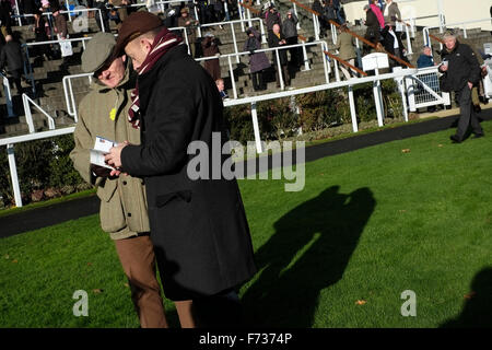 Ascot raceday, 21 novembre 2016. Les propriétaires de chevaux de parade dans l'anneau avant la course. Banque D'Images