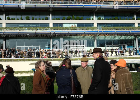 Ascot raceday, 21 novembre 2016. Les propriétaires de chevaux de parade dans l'anneau avant la course. Banque D'Images