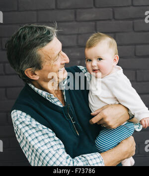 Un grand-père et petite-fille de bébé. Banque D'Images