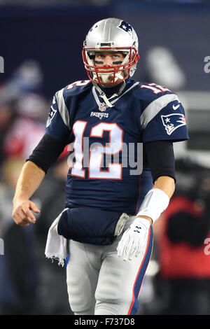 Le temps réglementaire. 23 Nov, 2015. MA, USA : New England Patriots quarterback Tom Brady (12) se prépare pour la Ligue nationale de football match entre les Bills de Buffalo et les New England Patriots s'est tenue au Stade Gillette à Foxborough dans le Massachusetts. Nouvelle Angleterre bat Buffalo 20-13 dans le temps réglementaire. Eric Canha/CSM/Alamy Live News Banque D'Images