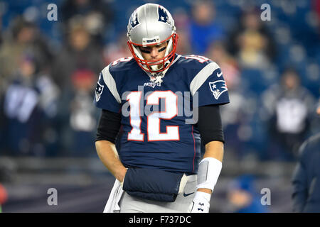 Le temps réglementaire. 23 Nov, 2015. MA, USA : New England Patriots quarterback Tom Brady (12) se réchauffe pour la Ligue nationale de football match entre les Bills de Buffalo et les New England Patriots s'est tenue au Stade Gillette à Foxborough dans le Massachusetts. Nouvelle Angleterre bat Buffalo 20-13 dans le temps réglementaire. Eric Canha/CSM/Alamy Live News Banque D'Images