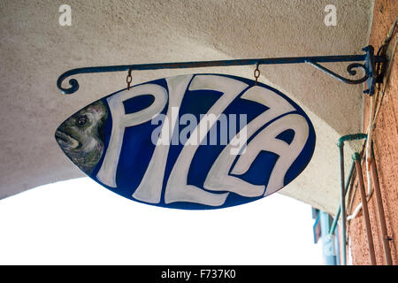 Vieille enseigne à l'extérieur dans le restaurant Pizza Corneglia, ligurie, italie Banque D'Images