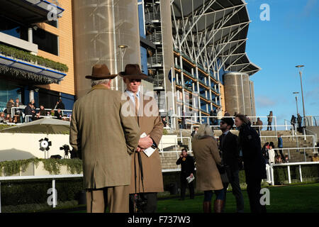 Ascot raceday, 21 novembre 2016. Les propriétaires de chevaux de parade dans l'anneau avant la course. Banque D'Images