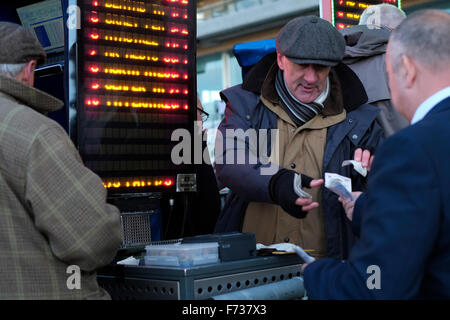 Ascot raceday,21 novembre 2016. Des bookmakers à la trackside prendre des paris. Banque D'Images