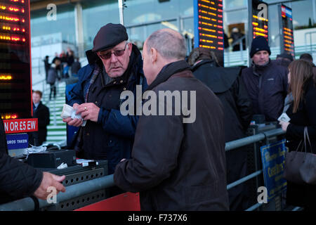 Ascot raceday,21 novembre 2016. Des bookmakers à la trackside prendre des paris. Banque D'Images