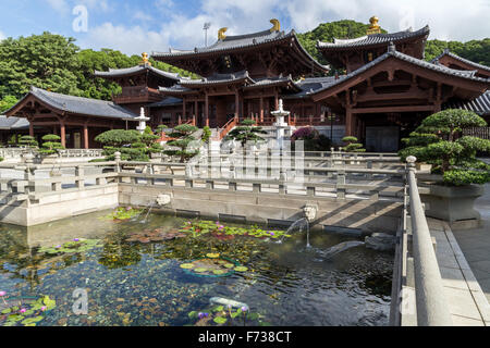 À l'étang de jardin chinois en face de temple hall du Chi Lin Nunnery à Hong Kong, Chine. L'architecture traditionnelle chinoise. Banque D'Images