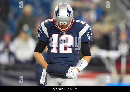 Le temps réglementaire. 23 Nov, 2015. MA, USA : New England Patriots quarterback Tom Brady (12) se réchauffe pour la Ligue nationale de football match entre les Bills de Buffalo et les New England Patriots s'est tenue au Stade Gillette à Foxborough dans le Massachusetts. Nouvelle Angleterre bat Buffalo 20-13 dans le temps réglementaire. Eric Canha/CSM/Alamy Live News Banque D'Images