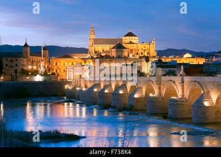 Mosquée arabe, pont romain et le Guadalquivir, au crépuscule, Cordoue, Andalousie, Espagne, Europe Banque D'Images