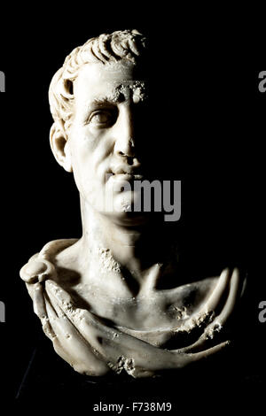 Touche Bas Photo de buste de l'Empereur Caius Julius Caesar (13 juillet 100 avant J.-C. au 15 mars 44 avant J.-C.) sur fond noir. Banque D'Images