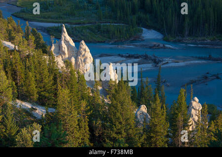 Pyramides de la terre / cheminées dans la vallée de la Bow, Banff National Park, Alberta, montagnes Rocheuses, Canada Banque D'Images