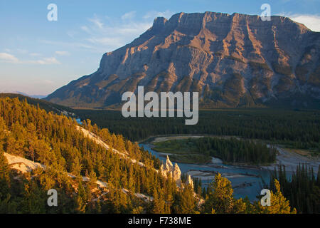 Pyramides de la terre / cheminées dans la vallée de la Bow et le mont Rundle dans le parc national Banff, Alberta, montagnes Rocheuses, Canada Banque D'Images