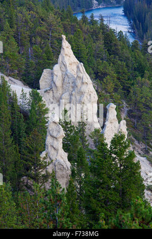 Pyramides de la terre / cheminées dans la vallée de la Bow, Banff National Park, Alberta, montagnes Rocheuses, Canada Banque D'Images