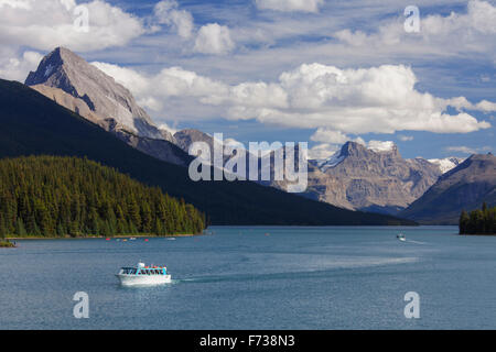 Les canots et bateau de tourisme sur le lac Maligne dans le parc national Jasper, Alberta, Canada, Canadian Rockies Banque D'Images