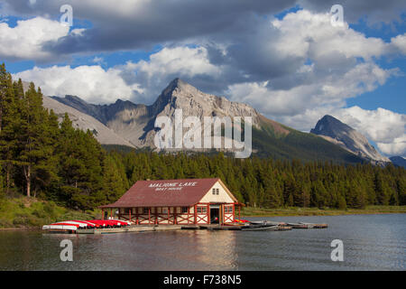 Un hangar à bateaux avec des canoës au lac Maligne, parc national Jasper, Alberta, Canada, Canadian Rockies Banque D'Images