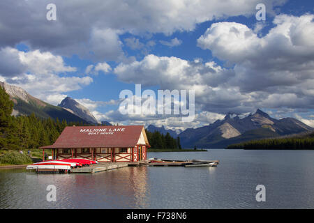 Un hangar à bateaux avec des canoës au lac Maligne, parc national Jasper, Alberta, Canada, Canadian Rockies Banque D'Images