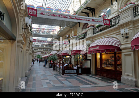 L'intérieur du grand magasin GUM sur la Place Rouge, Moscou, Russie. Banque D'Images
