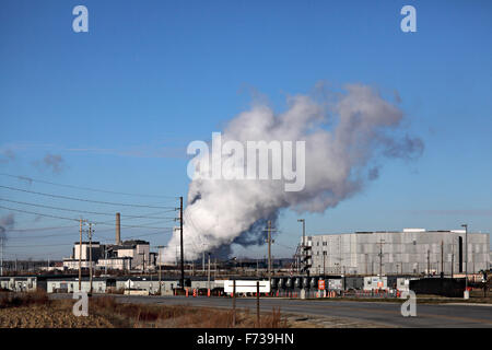 Un nuage de vapeur s'élève à une centrale électrique dans l'ouest de l'Iowa. Banque D'Images