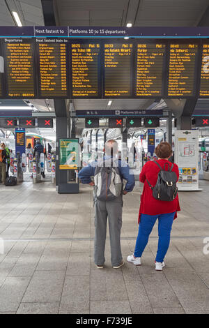 Passagers à la gare de London Bridge, Londres Angleterre Royaume-Uni Banque D'Images