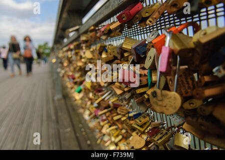 Grande collection de cadenas, verrouillé sur un pont à Paris, avec les noms des amants écrit sur eux. Banque D'Images