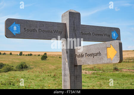 Panneau de direction à Ditchling Beacon sur South Downs Way, South Downs National Park East Sussex England Royaume-Uni Banque D'Images