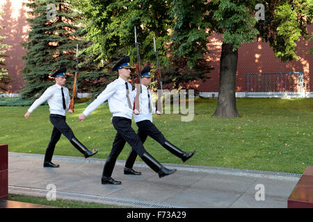 Trois gardes russes goose pas de la relève de la garde sur la Tombe du Soldat inconnu, Moscou, Russie. Banque D'Images