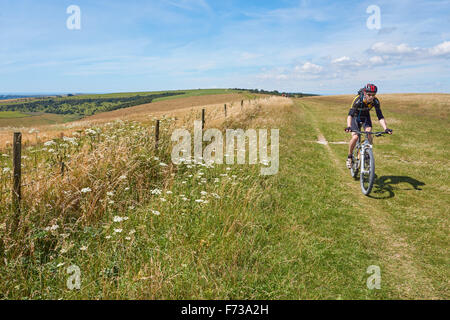 Vélo à Ditchling Beacon sur South Downs Way, South Downs National Park East Sussex Angleterre Royaume-Uni Banque D'Images