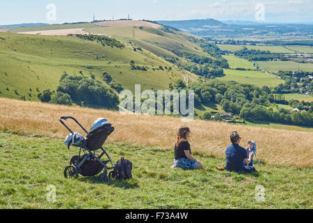 Touristes bénéficiant d'une vue depuis le Devils Dyke sur South Downs Way, le parc national de South Downs East Sussex Angleterre Royaume-Uni Banque D'Images