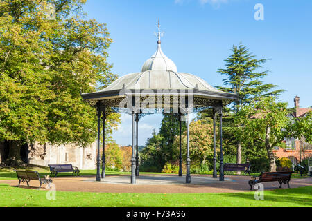 Le kiosque dans le parc du château de Newark, à Newark on Trent, Lancashire, England, UK Banque D'Images