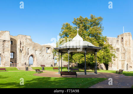 Le kiosque et les murs du château dans le parc du château de Newark, à Newark on Trent, Lancashire, England, UK Banque D'Images