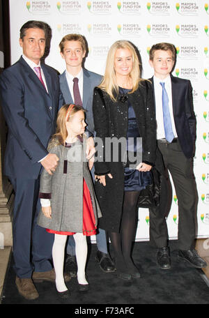 Halcyon Gallery, Londres, 24 novembre 2015. Maire de Londres Boris Johnson s'associe à des célébrités et des chefs d'entreprise au Mayfair's Halcyon Gallery où les images d'un livre présentant les vraies couleurs de Londres seront vendus pour récolter des fonds pour le Fonds du maire de Londres, qui aide les jeunes défavorisés de prendre pied sur l'échelle de l'emploi. Sur la photo : Photographe Adrea Hamilton avec son mari Gregor et leurs enfants, dont les images sont présentées dans la vente. Crédit : Paul Davey/Alamy Live News Banque D'Images