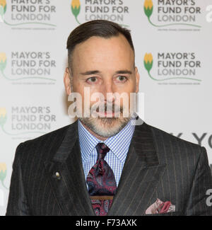 Halcyon Gallery, Londres, 24 novembre 2015. Maire de Londres Boris Johnson s'associe à des célébrités et des chefs d'entreprise au Mayfair's Halcyon Gallery où les images d'un livre présentant les vraies couleurs de Londres seront vendus pour récolter des fonds pour le Fonds du maire de Londres, qui aide les jeunes défavorisés de prendre pied sur l'échelle de l'emploi. Sur la photo : David Furnish. Crédit : Paul Davey/Alamy Live News Banque D'Images