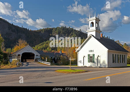 Église et pont couvert, Stark, New Hampshire Banque D'Images