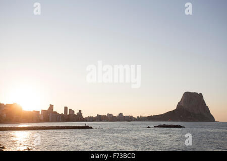 Peñon de Ifach à Calpe, au lever du soleil Banque D'Images