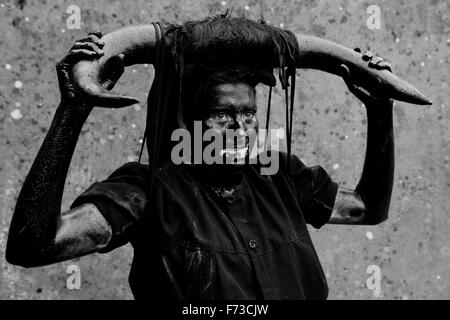 Les démons Le festival est célébré à Luzon carnavals et est considéré comme l'un des plus beaux du patrimoine culturel historique de la province de Guadalajara. Espagne Banque D'Images