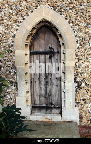 Porte en bois, dans l'église All Saints en stock, Essex, Royaume-Uni. Banque D'Images