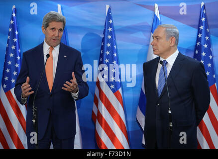 Jérusalem. 24 Nov, 2015. Le Premier ministre israélien Benjamin Netanyahu (R) se réunit avec les visites du secrétaire d'État américain John Kerry à Jérusalem, le 24 novembre, 2015. Kerry est arrivé ici le mardi matin pour payer une visite d'une journée en Israël et la Cisjordanie dans l'espoir de réduire de deux mois la vague de violence. Credit : JINI/Piscine/Alex Kolomoisky/Xinhua/Alamy Live News Banque D'Images