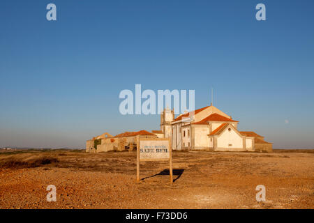 Le sanctuaire de Nossa Senhora do Cabo Espichel dans la lumière au coucher du soleil - Le Cap Espichel, Portugal. Banque D'Images