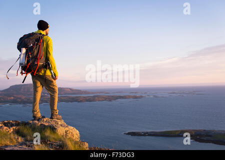 Un randonneur à la recherche sur l'île de Stokkøya Norvège Banque D'Images
