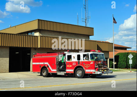 Un incendie moteur en réponse à une alarme incendie communautaire laisse une station dans l'Elgin, Illinois, USA. Banque D'Images