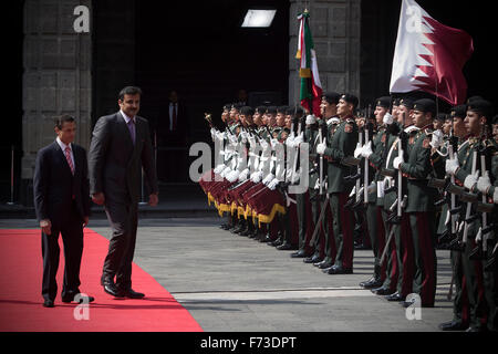 La ville de Mexico, Mexique, 24 Nov, 2015. Le Président du Mexique Enrique Pena Nieto (L) et de Cheikh Tamim bin Hamad Al-Thani (2e-L), Emir de l'Etat du Qatar, l'examen de la garde d'honneur lors d'une cérémonie d'accueil pour al-Thani tenue au Palais National à Mexico, Mexique, 24 novembre 2015. Emir du Qatar, Cheikh Tamim Bin Hamad Al-Thani est arrivée le lundi au Mexique pour une visite officielle à l'occasion du 40e anniversaire de l'établissement de relations diplomatiques entre les deux pays, a indiqué le Secrétariat des affaires étrangères du Mexique (SRE, pour son sigle en espagnol). (Xinhua/Alejandro © Alejandro UN Banque D'Images