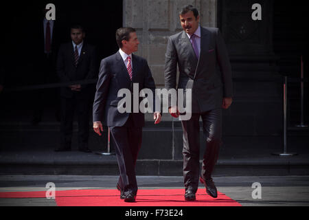 La ville de Mexico, Mexique. 24 Nov, 2015. Le Président du Mexique Enrique Pena Nieto (L) entretiens avec le Cheikh Tamim bin Hamad al Thani, Émir de l'État du Qatar, au cours d'une cérémonie d'accueil pour al-Thani tenue au Palais National à Mexico, Mexique, 24 novembre 2015. Emir du Qatar, Cheikh Tamim Bin Hamad Al-Thani est arrivée le lundi au Mexique pour une visite officielle à l'occasion du 40e anniversaire de l'établissement de relations diplomatiques entre les deux pays, a indiqué le Secrétariat des affaires étrangères du Mexique (SRE, pour son sigle en espagnol). Credit : Alejandro Ayala/Xinhua/Alamy Live News Banque D'Images