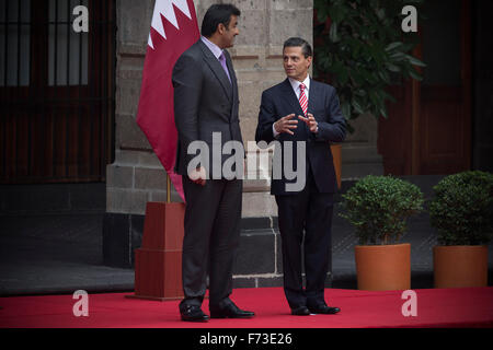 La ville de Mexico, Mexique. 24 Nov, 2015. Le Président du Mexique Enrique Pena Nieto (R) entretiens avec le Cheikh Tamim bin Hamad al Thani, Émir de l'État du Qatar, au cours d'une cérémonie d'accueil pour al-Thani tenue au Palais National à Mexico, Mexique, 24 novembre 2015. Emir du Qatar, Cheikh Tamim Bin Hamad Al-Thani est arrivée le lundi au Mexique pour une visite officielle à l'occasion du 40e anniversaire de l'établissement de relations diplomatiques entre les deux pays, a indiqué le Secrétariat des affaires étrangères du Mexique (SRE, pour son sigle en espagnol). Credit : Alejandro Ayala/Xinhua/Alamy Live News Banque D'Images