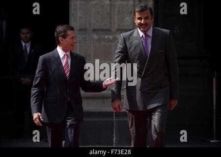 La ville de Mexico, Mexique, 24 Nov, 2015. Le Président du Mexique Enrique Pena Nieto (L) et de Cheikh Tamim bin Hamad al Thani, Émir de l'État du Qatar, l'examen de la garde d'honneur lors d'une cérémonie d'accueil pour al-Thani tenue au Palais National à Mexico, Mexique, 24 novembre 2015. Emir du Qatar, Cheikh Tamim Bin Hamad Al-Thani est arrivée le lundi au Mexique pour une visite officielle à l'occasion du 40e anniversaire de l'établissement de relations diplomatiques entre les deux pays, a indiqué le Secrétariat des affaires étrangères du Mexique (SRE, pour son sigle en espagnol). © Alejandro Ayala/Xinhua/Alamy Live New Banque D'Images