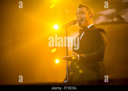 Eboli, Italie. 24 Nov, 2015. Tiziano Ferro effectue sur son "Tour d'Europe 2015' show dans le hall sportif Palasele d'Eboli. Crédit : Michele Amoruso/Pacific Press/Alamy Live News Banque D'Images