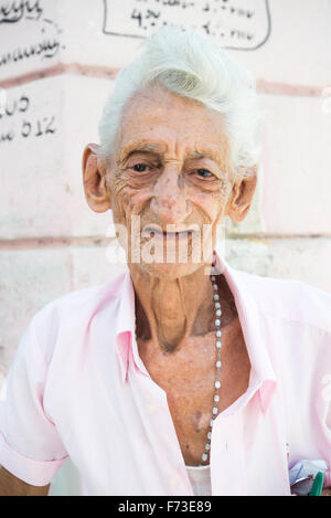 Un homme plus âgé pose pour un portrait dans la Havane, Cuba. Banque D'Images