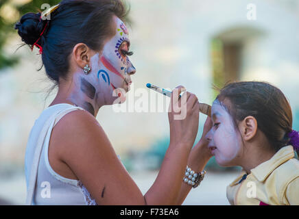 Participant non identifié a son visage couvert de maquillage sur un carnaval de la Fête des Morts à Oaxaca, Mexique Banque D'Images