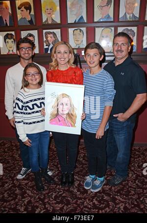 New York, NY, USA. 24 Nov, 2015. Marlee Matlin et famille : enfants Brandon Joseph Grandalski, Jane Grandalski, Tyler Daniel Grandalski, mari Kevin Grandalski, Marlee Matlin en présence d'Honoré d'un Sardi's Portrait, Sardi's Restaurant, New York, NY 24 Novembre, 2015. Credit : Derek Storm/Everett Collection/Alamy Live News Banque D'Images