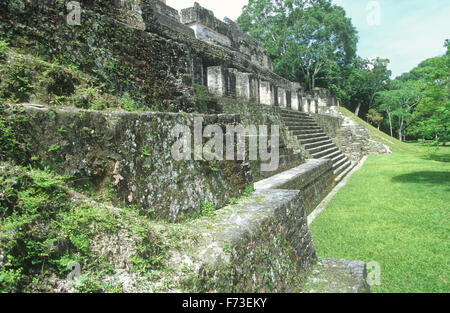 Vu de l'Acropole centrale Grand Plaza, le parc national de Tikal, Guatemala. Banque D'Images